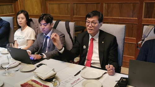 이창용, '한은 경기예측 무능·금리 실기론'에 작심 비판_박준형