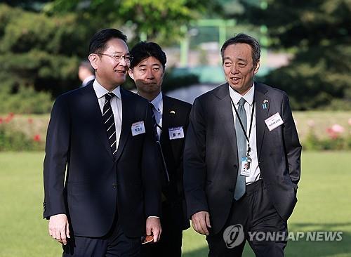 이야기 나누는 이재용과 주한 일본대사