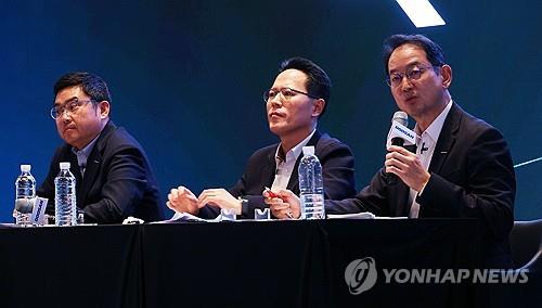 류정훈 두산로보틱스 대표, 박상현 두산에너빌리티 대표, 스캇 박 두산밥캣 부회장