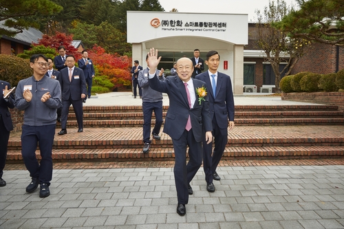 보은사업장 방문한 김승연 한화그룹 회장과 김동관 한화그룹 부회장