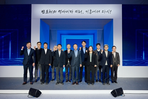 삼성전자 반도체 경영진들이 18일 설비 반입식에서 기념사진을 촬영하고 있다.
