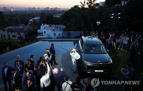사진을 촬영하는 제임스 골드스테인