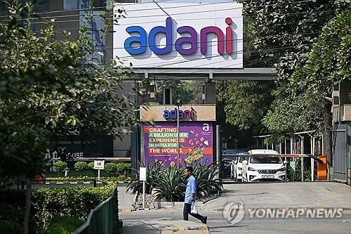 인도 아다니 그룹, 신용 리스크 직면…해외 부채 비중 50% 이상_윤시윤