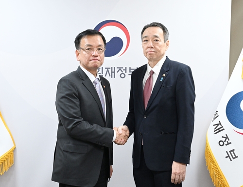 최상목, 일본 대사 만나 "우리 경제 시스템 굳건"_박준형