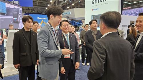 롯데 신유열, CES서 자율주행 '집중 탐구'_김학성