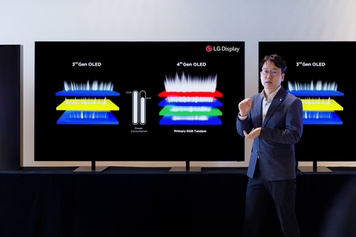 4세대 OLED 기술 시연하는 이진상 LG디스플레이 연구위원
