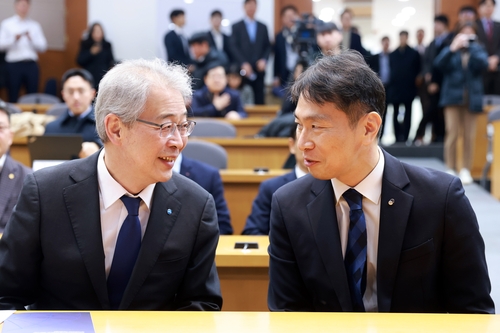 두 손 맞잡고 활짝 웃은 이복현·임종룡…"사적 감정 없다"_이현정