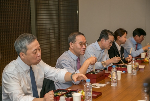 NH금융 이찬우, 현장경영 첫 시동…NH證 찾아 도시락 오찬_이현정