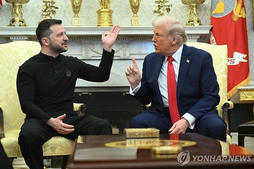 백악관 "우크라이나 지원 중단은 '해결책'에 기여하는지 확인 위한 것"(상보)_이재헌