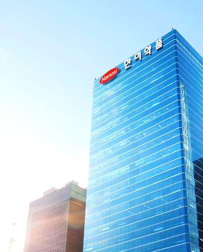 한미약품그룹, 전문경영인 체제로…김재교 메리츠證 부사장 대표 내정_정필중