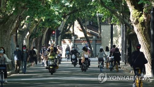 [딜링룸 백브리핑] MZ식 구걸?…중국에 등장한 '장난스러운 거지'_윤시윤
