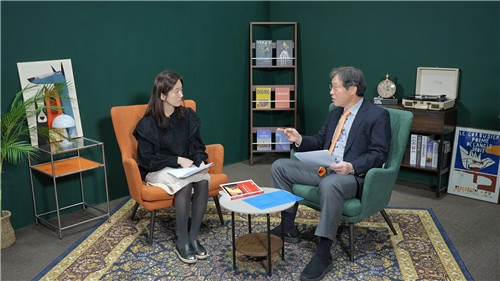 인터뷰 중인 권오준 포스코 전 회장