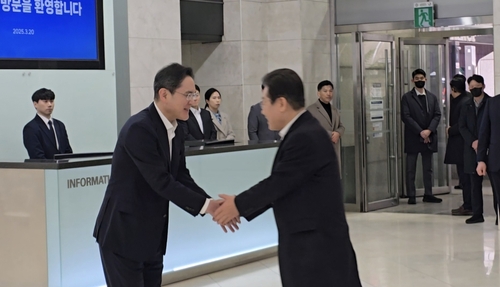 이재용 삼성전자 회장과 이재명 더불어민주당 대표가 악수하고 있다.