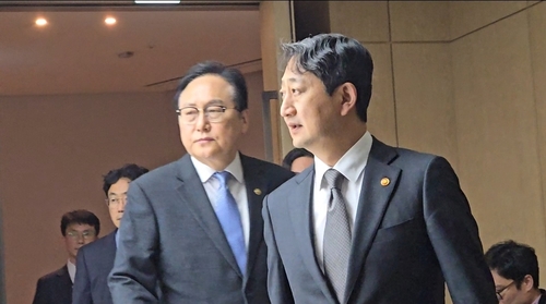 안덕근 장관이 민간 합동 회의를 주재하기 위해 회의장에 들어서는 모습.
