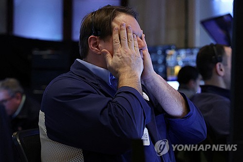 뉴욕증시, 물가상승＋소비둔화 시사 PCE·관세 난기류…급락 출발_김현
