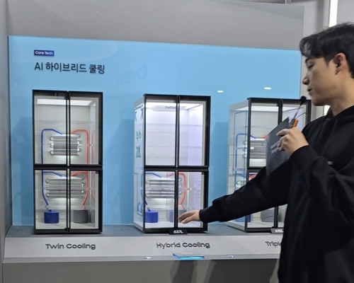 삼성전자 직원이 비스포크 AI 하이브리드 냉장고에 대해 설명하고 있다.