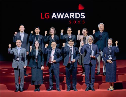 '2025 LG 어워즈' 수상자들과 기념촬영하는 구광모 LG그룹 회장(뒷줄 왼쪽 첫번째)
