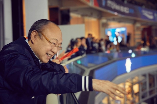 김승연 한화 회장, 대전야구장 방문…지분 증여 후 첫 외부 일정_김학성