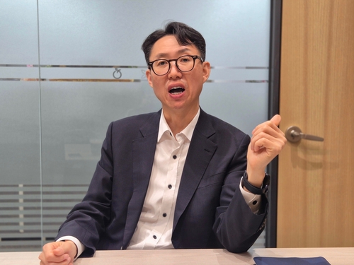 인터뷰 하는 심창훈 신영자산 이사
