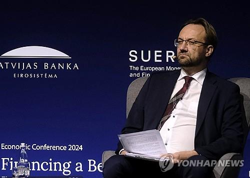 ECB 정책위원 "두 차례 금리 인하 가능성"_정윤교