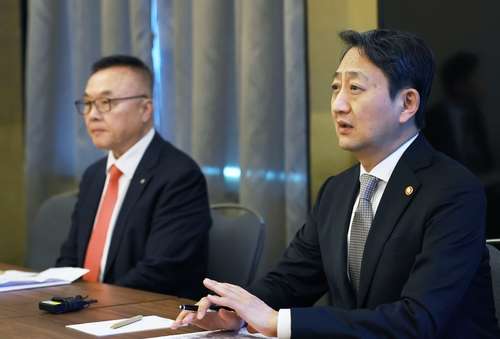 안덕근 장관(오른쪽)이 6일(현지시각) 프라하에서 기자단과 질의응답을 하고 있다.