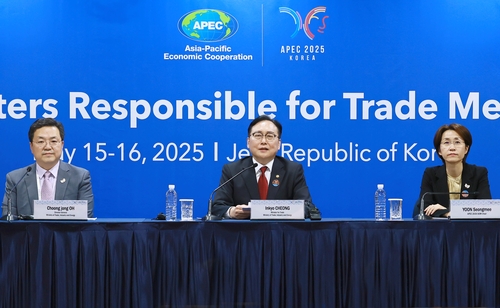 정인교 통상교섭본부장(가운데)이 브리핑을 열고 APEC 결과를 설명하고 있다.