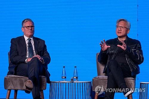 젠슨 황 엔비디아 CEO "AI 프로그래밍, 이제 사람 훈련하는 방식과 같아"_윤시윤