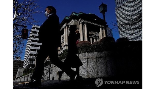 BOJ 금리 동결…내년 4월부터 테이퍼링 속도 늦추기로(상보)_홍경표