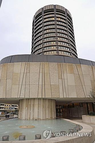美 달러 '숨은 부채' 98조弗…BIS 경고 "금융위기 불씨 될 수 있어"_윤시윤