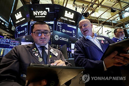 '서클' 주가 급락…美 하원 스테이블코인 법안 절차투표 무산_윤시윤