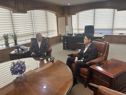 김정관 산자부 장관과 손경식 경총 회장이 담소를 나누고 있다