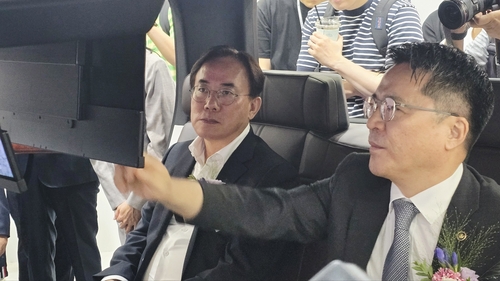[현장에서] 문신학 산업차관 "번창한 고향에 온 기분입니다"_유수진