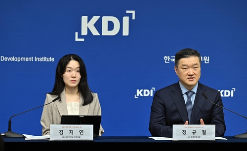 [일문일답] KDI "민간소비 개선에 금리 인하 시급성 축소"_박준형