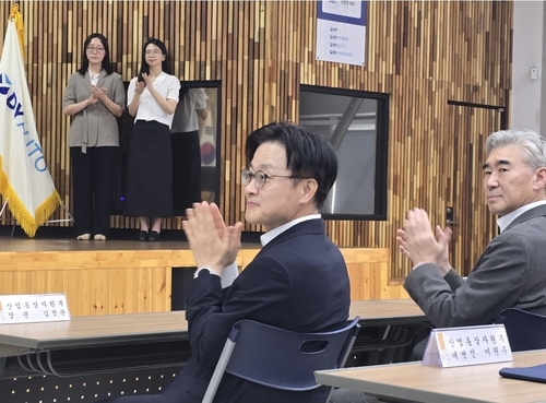 [현장에서] 김정관 산업장관 박수받은 이호성 하나은행장_유수진