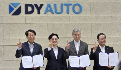 장영진 무보 사장과 김 장관, 성김 현대차 사장, 이호성 하나은행장이 포즈를 취했다