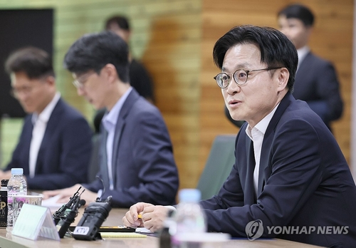 김정관 산업장관 "석화산업, 뼈를 깎는 각오로 구조 바꿔야"_이재헌