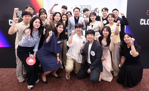 '이천포럼 2025' 폐막 세션에서 기념촬영하는 최태원 SK그룹 회장