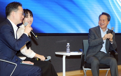 신한금융 24주년…진옥동 회장 "금융의 본질은 신뢰와 생산적 금융"_윤슬기