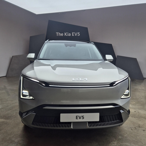 '정통 전기 SUV' 기아 EV5 국내 출격 현장…기본가 4천855만원_윤은별