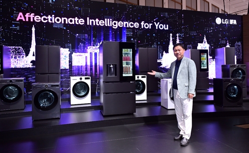 'IFA 2025' 전시관에서 설명하는 류재철 LG전자 HS사업본부장(사장)