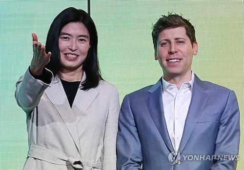 국민 메신저 카톡, 오픈AI와 협업으로 시장 판도 뒤집나_변명섭