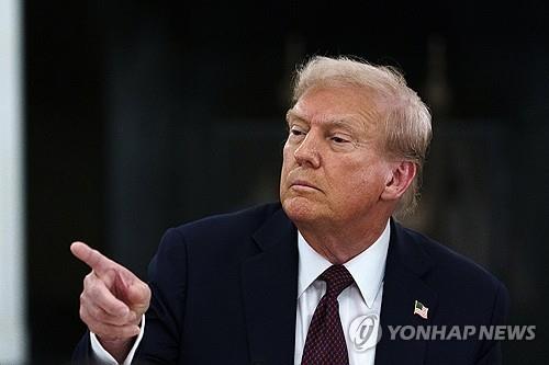 트럼프 "'꽤 상당한' 반도체 관세 '곧' 부과될 것"_윤시윤