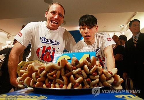 [월가 톡톡] 美 경기 침체 예고하는 뉴욕 핫도그 가게_윤시윤