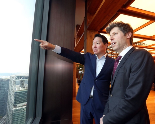 SK도 '스타게이트' 올라탄다…올트먼 옆 최태원 "AI 인프라 혁신"_김학성