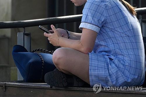 [월가 톡톡] 베스트셀러 저자 "불안 줄이려면 휴대폰 멀리하라"_윤시윤