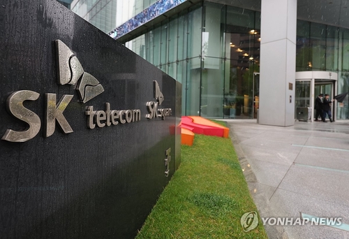 SKT, 해킹 여파에 영업익 급감·무배당…내년 실적 정상화 될까_변명섭