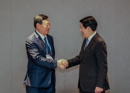 [APEC2025] 신동빈 롯데 회장, 각국 정상·글로벌 CEO와 협력 논의_정수인