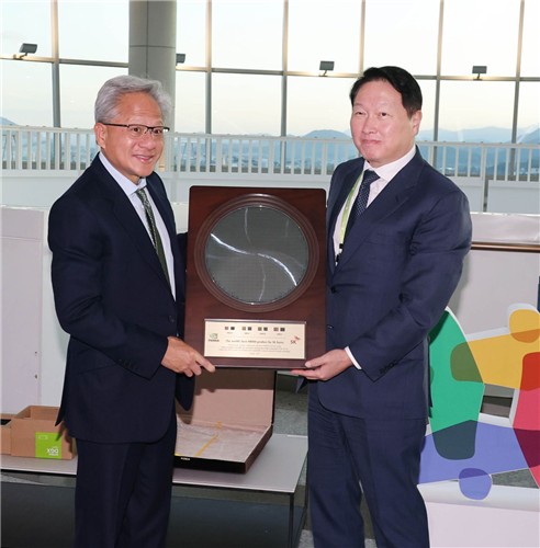 최태원 SK그룹 회장(오른쪽)과 젠슨 황 엔비디아 최고경영자(CEO)