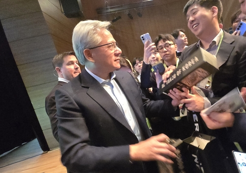 상자에 서명한 막걸리를 돌려주는 젠슨 황 엔비디아 CEO.