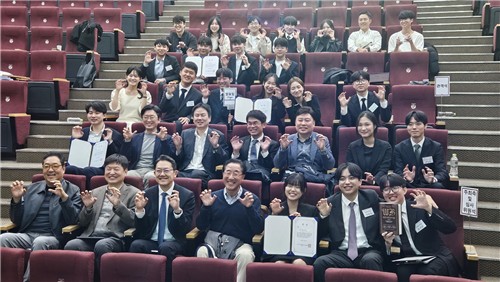 시상을 마치고 기념 촬영을 하는 심사위원과 참가자들